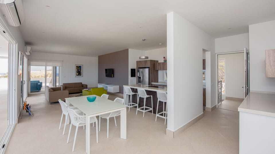 Fully Equipped European Kitchen, Dining Room, Living Room with 180• Ocean View. 