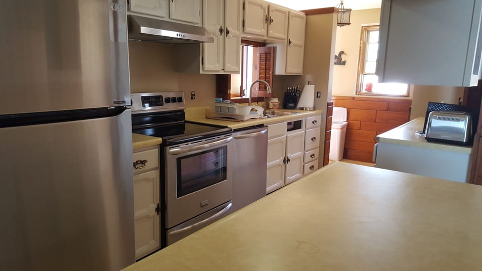 Kitchen (all new appliances - including Microwave, toaster & Coffee maker)