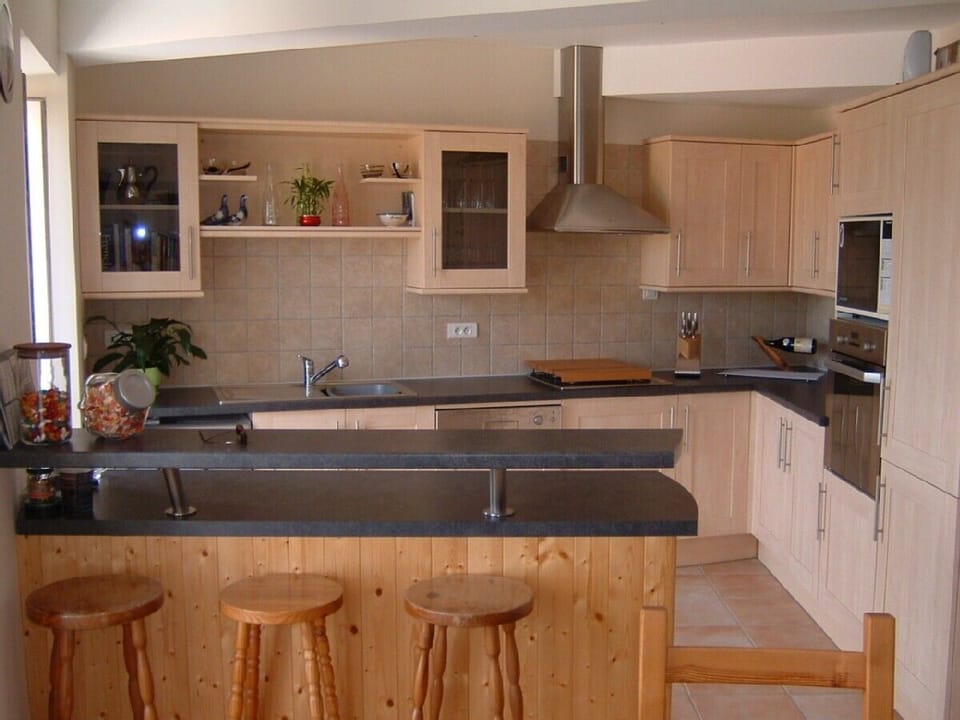 Large kitchen and breakfast bar
