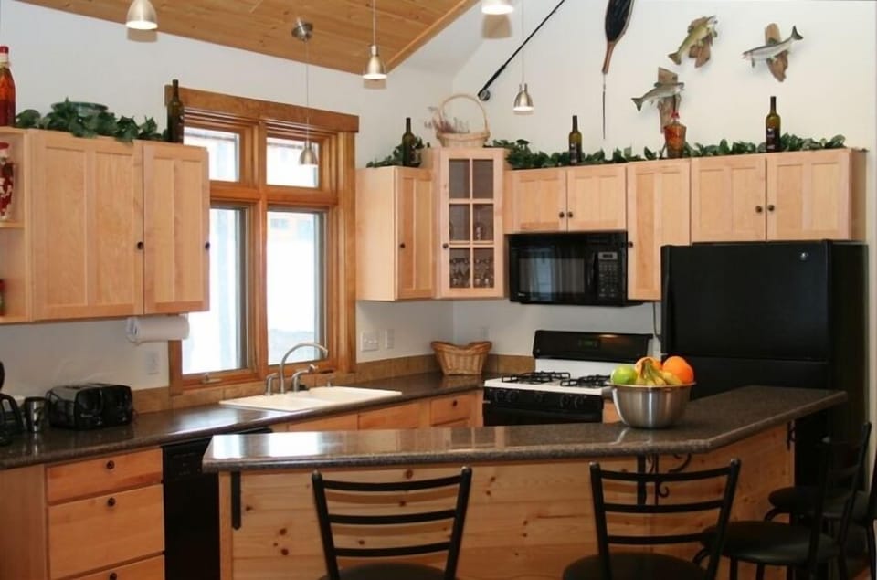 Gourmet Kitchen with island bar