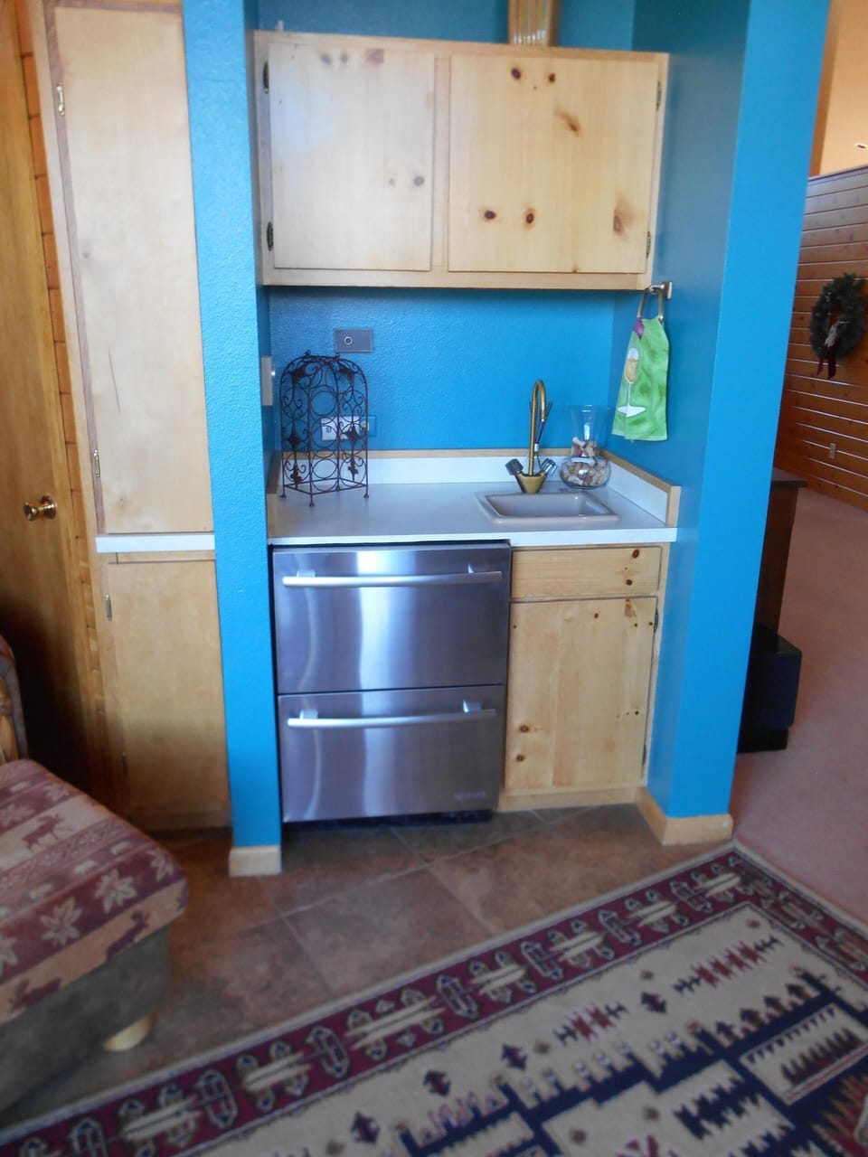 Wet bar close to deck