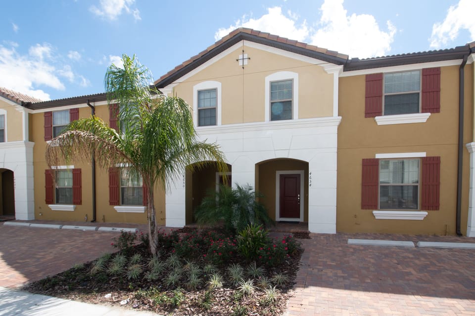 01_Front_of_home_0721.jpg