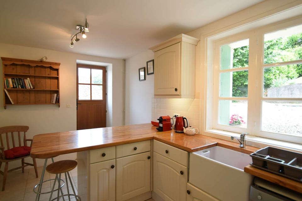Kitchen with breakfast bar