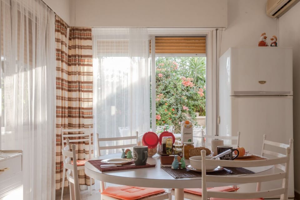 Family Dining Room adjacent to the kitchen and the patio 