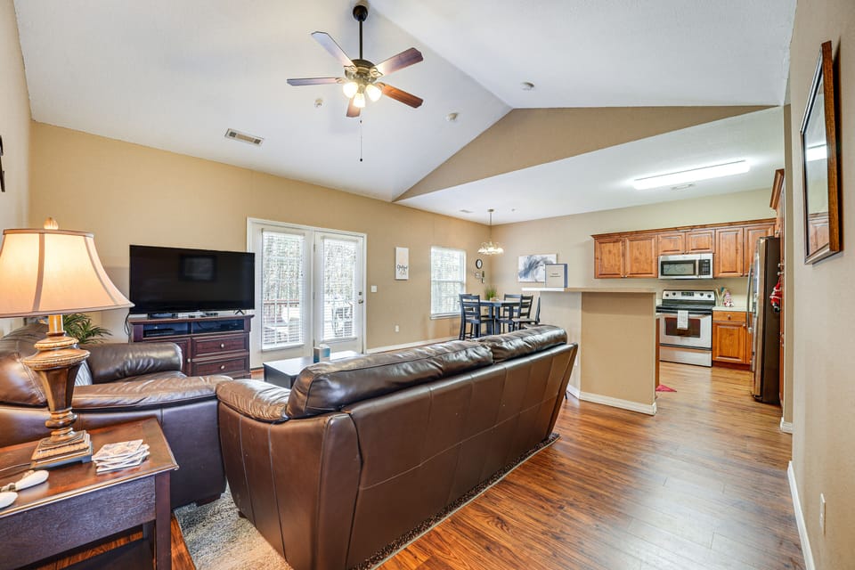 Living Room | Smart TV | Free WiFi | Central A/C & Heat