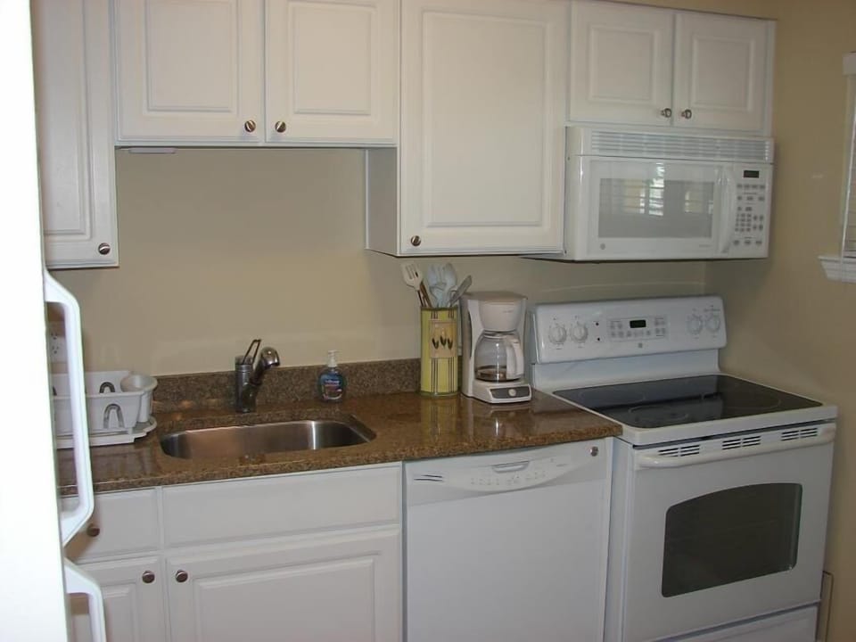 Kitchen with all major appliances