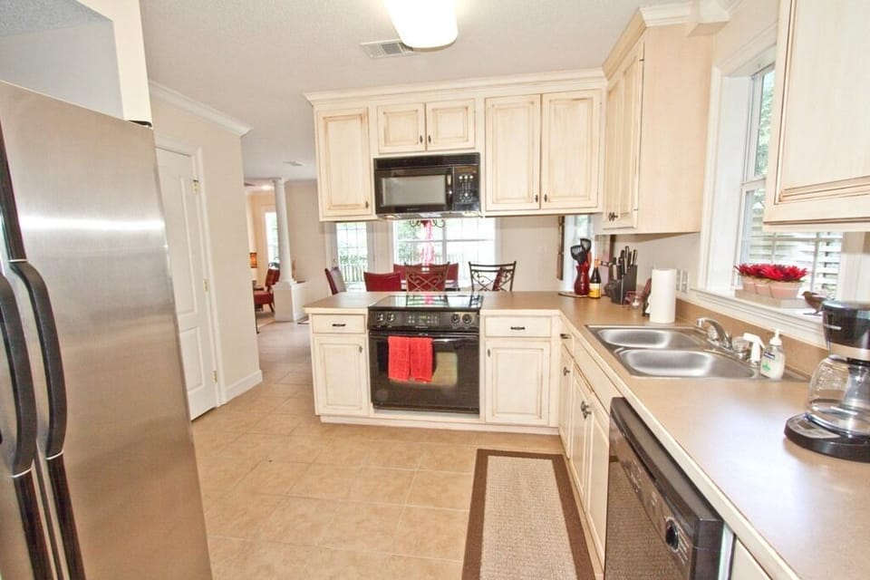 Well stocked kitchen complete with spices, keurig and drip coffee machine!