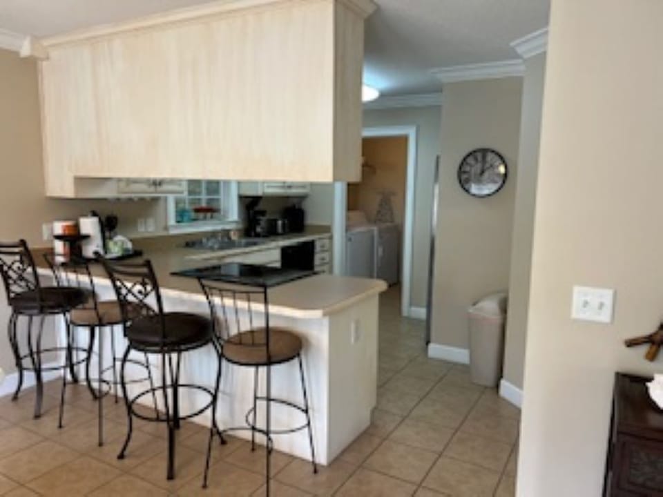Bar area and well stocked kitchen! Keurig and drip coffee makers!