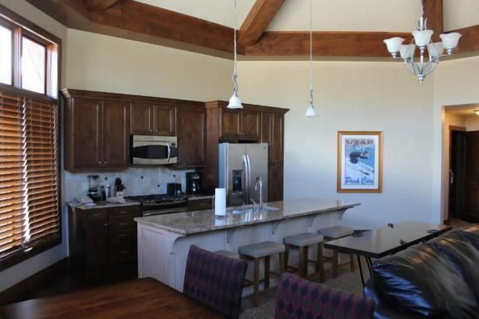 Spacious Living/Dining Area W/Vaulted Ceilings & Sleeper Sofa