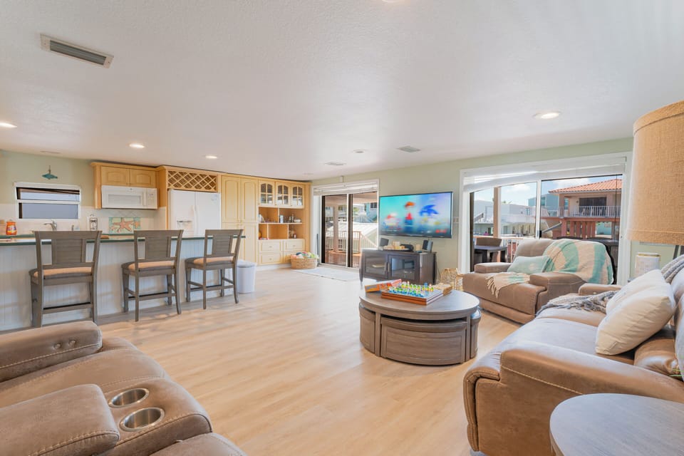 Comfy living space: 55" TV, games, canal views, recliners