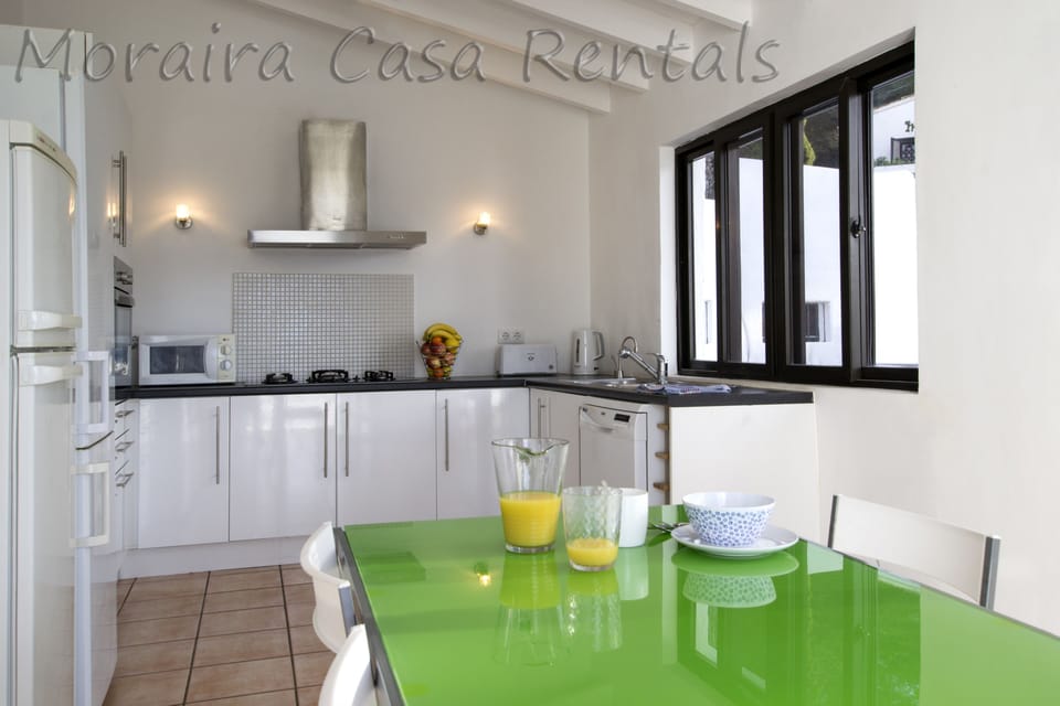 Breakfast/dining in kitchen