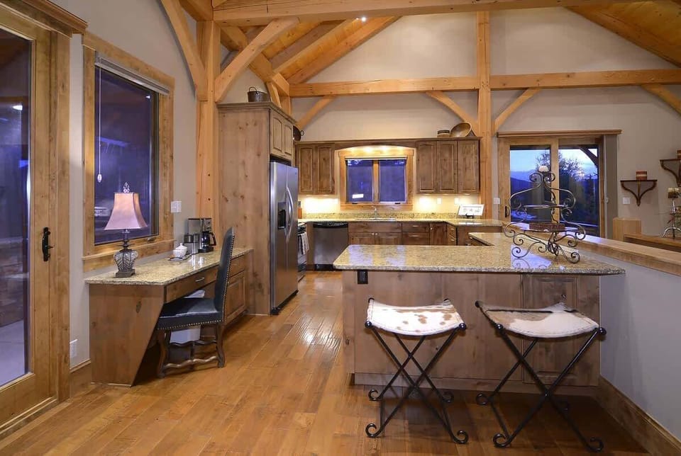 Breakfast Bar and Writing Desk