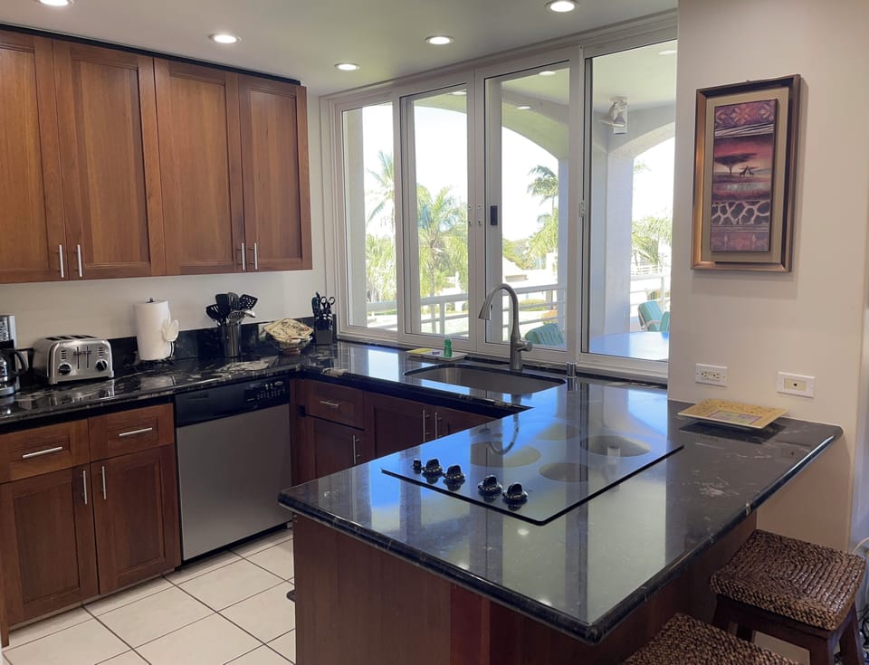 Pass through to largest lanai in area.