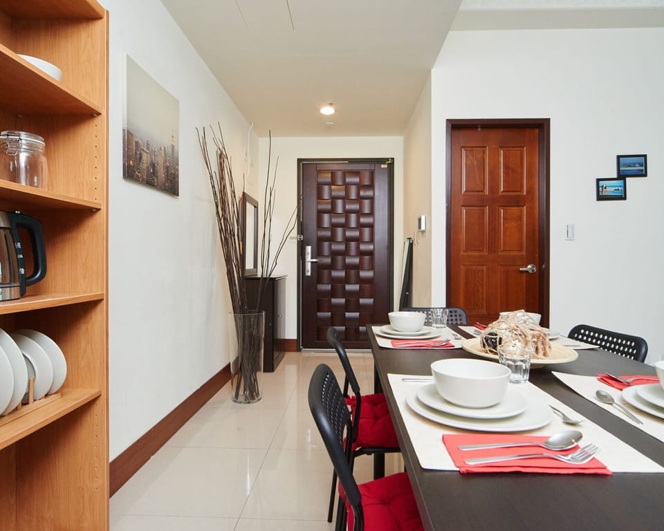 Kitchen with essentials, silverware, kettle, tableware
廚房備有餐具、水壺、水杯等配備
