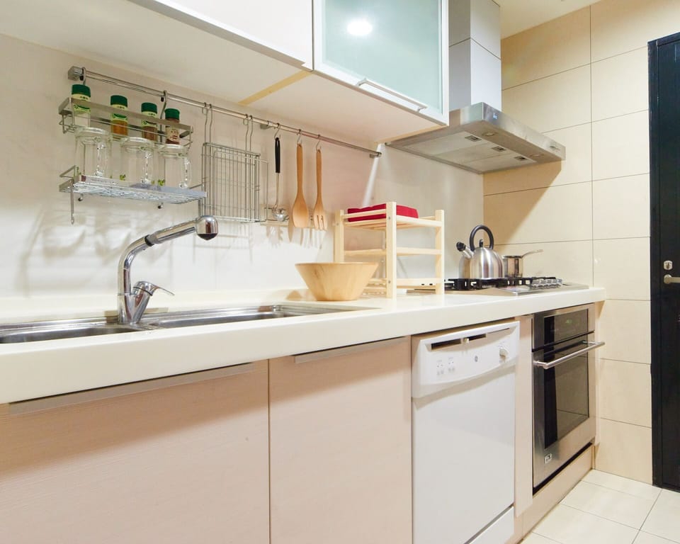 Modern kitchen with convection oven and dishwasher.
廚房設有洗碗機及烤箱