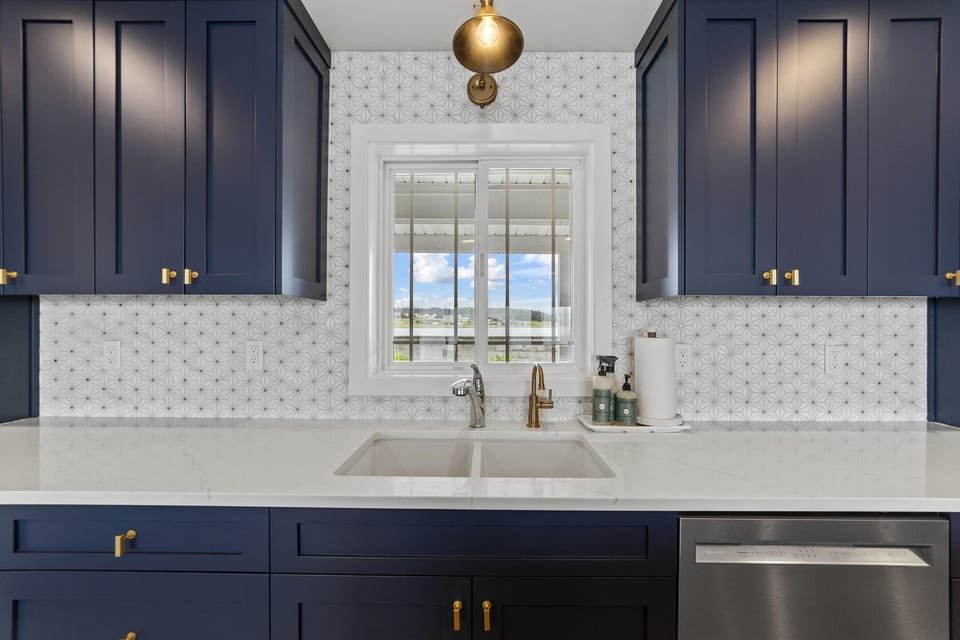 Kitchen sink with view to the lake