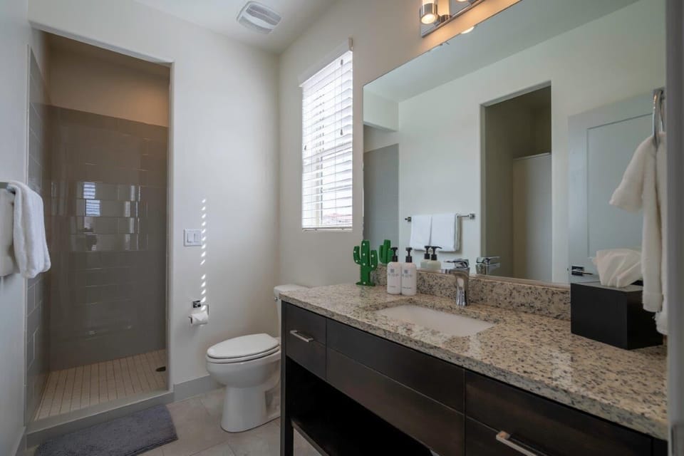 Bedroom 4 en suite bathroom