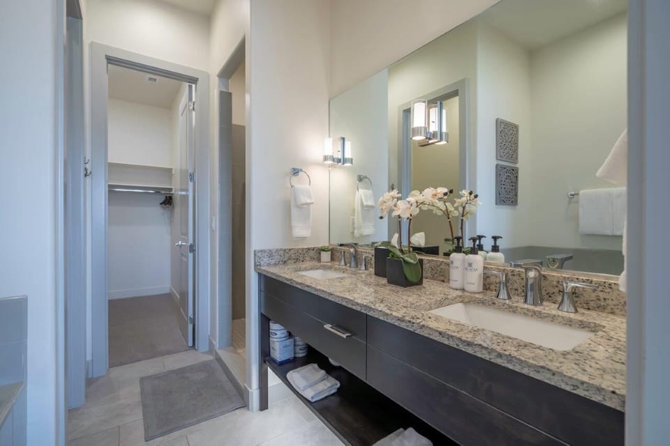 En suite master bathroom with walk-in shower and garden tub