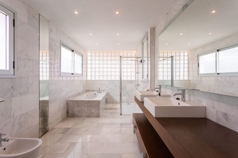 Main bedroom's in-suite bathroom