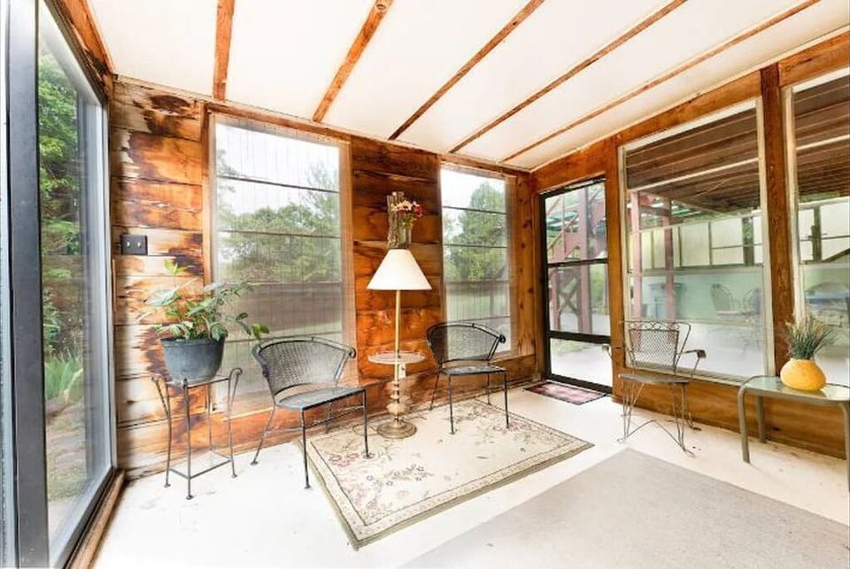 Screened-in breezeway downstairs