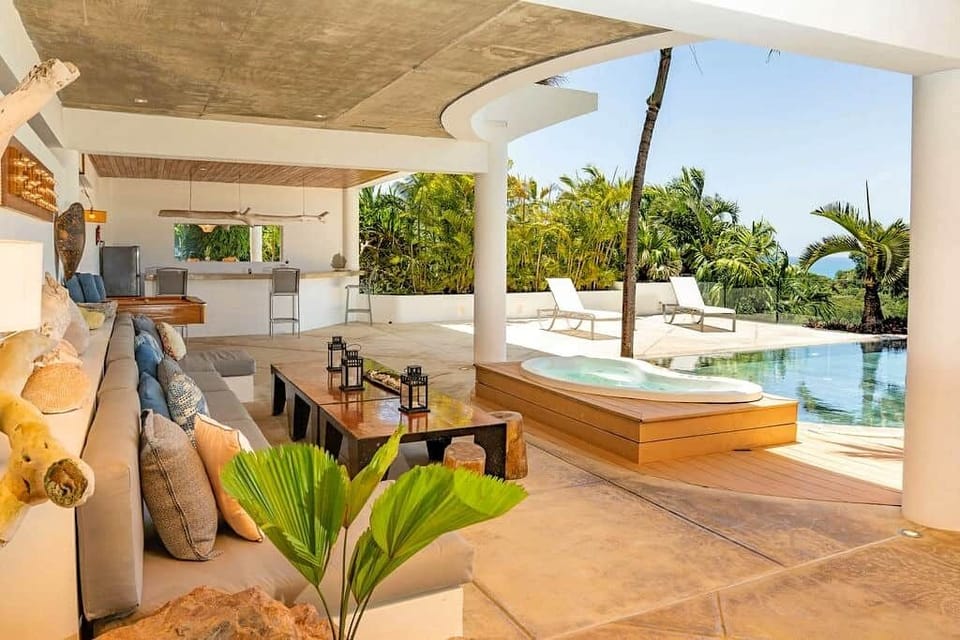 Pool deck, bar & jacuzzi