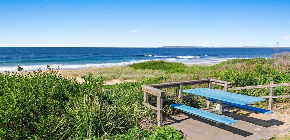 300 m to Warrain Beach, 400 m to Culburra Beach, 500 m to Lake Wollumboola, 2 km to Culburra shops and cafes, 2.2 km to Culburra Bowling Club