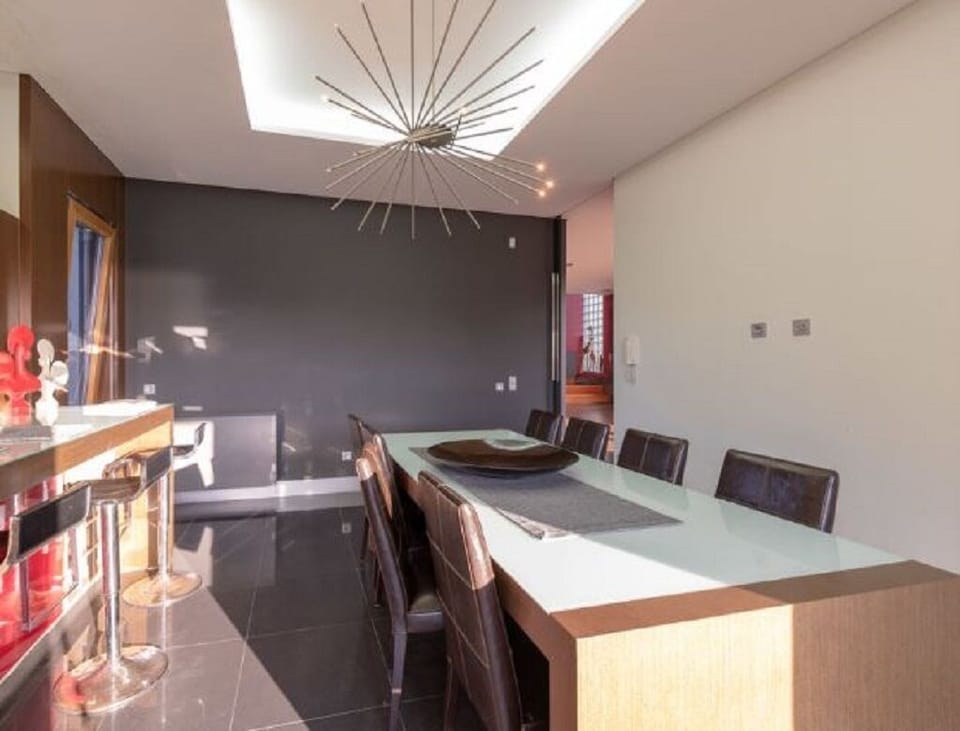 Fully equipped eat-in kitchen 