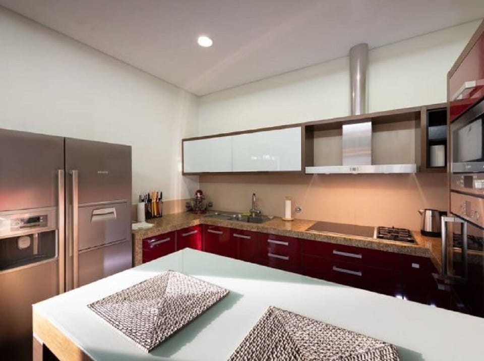 Fully equipped eat-in kitchen 