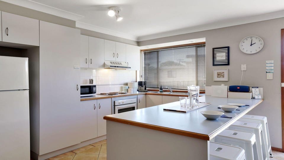 Cleveland Place | Kitchen | Microwave | Oven | Cooktop
