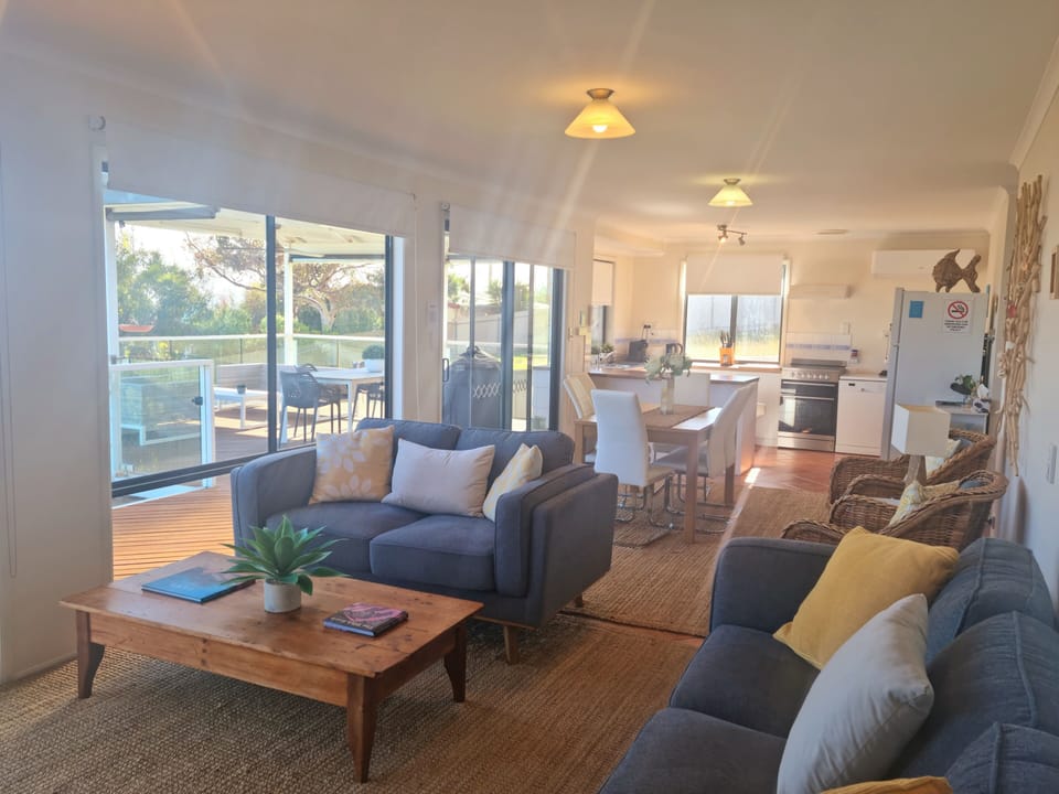 Lounge, dining and kitchen