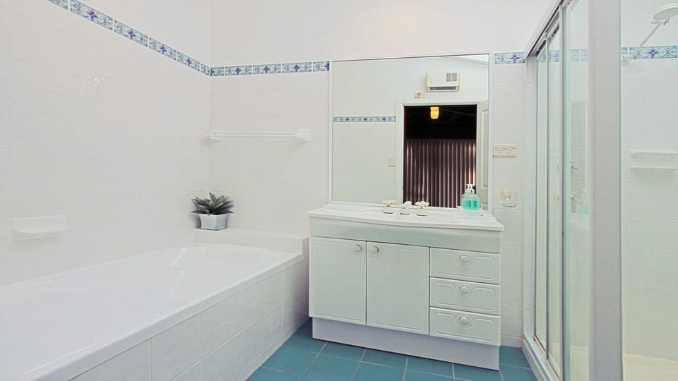 Gunyah | Bathroom | Shower | Bath | Linen provided