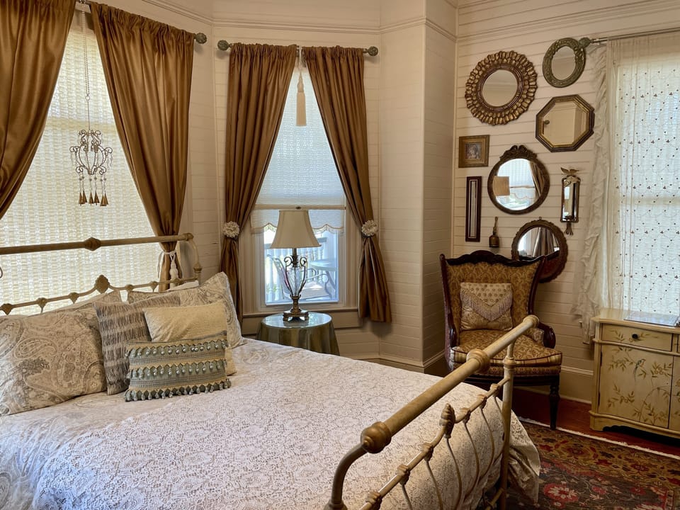 Cozy Ivory Pearl Suite has a QUEEN SIZE bed with fine linens and great pillows!