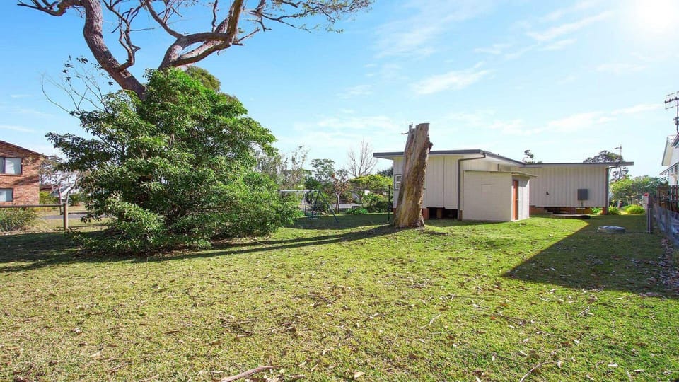 Bijs at the beach | Large enclosed backyard great for pets and children