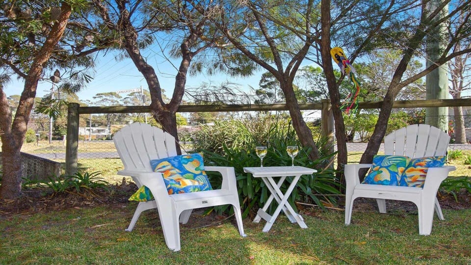 Bijs at the beach | Drinks under the trees | Enclosed yard | Pets welcome