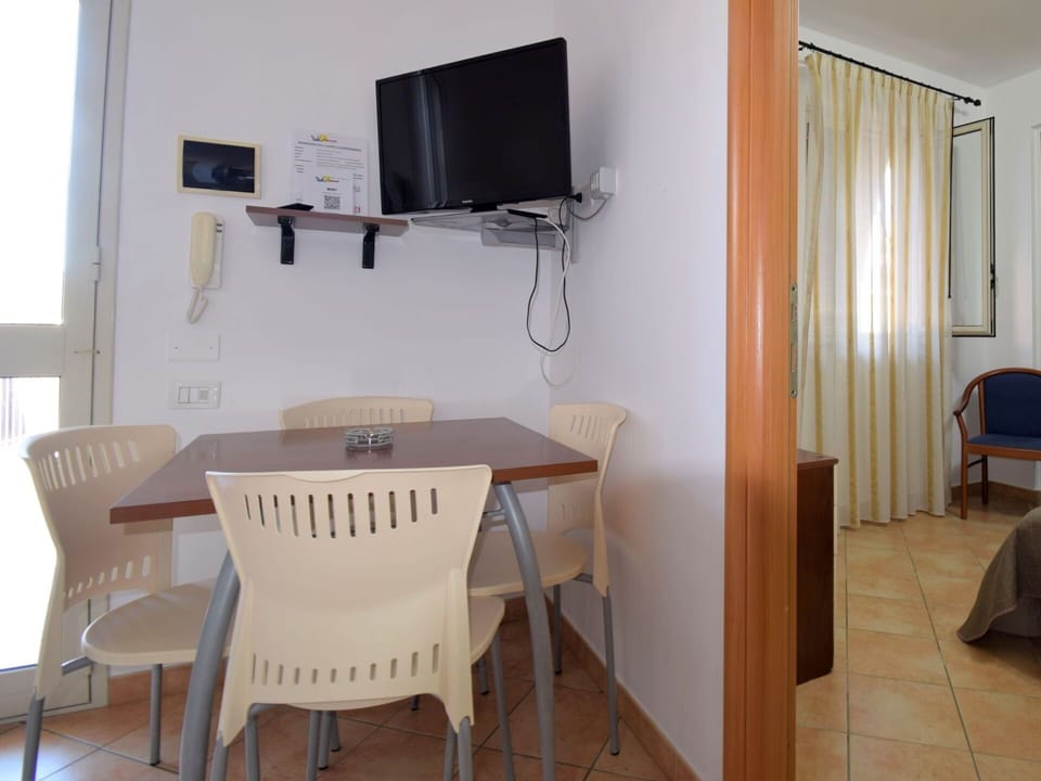 Table, Furniture, Building, Chair, Wood, Interior Design, Flooring, Hardwood, Curtain, Television