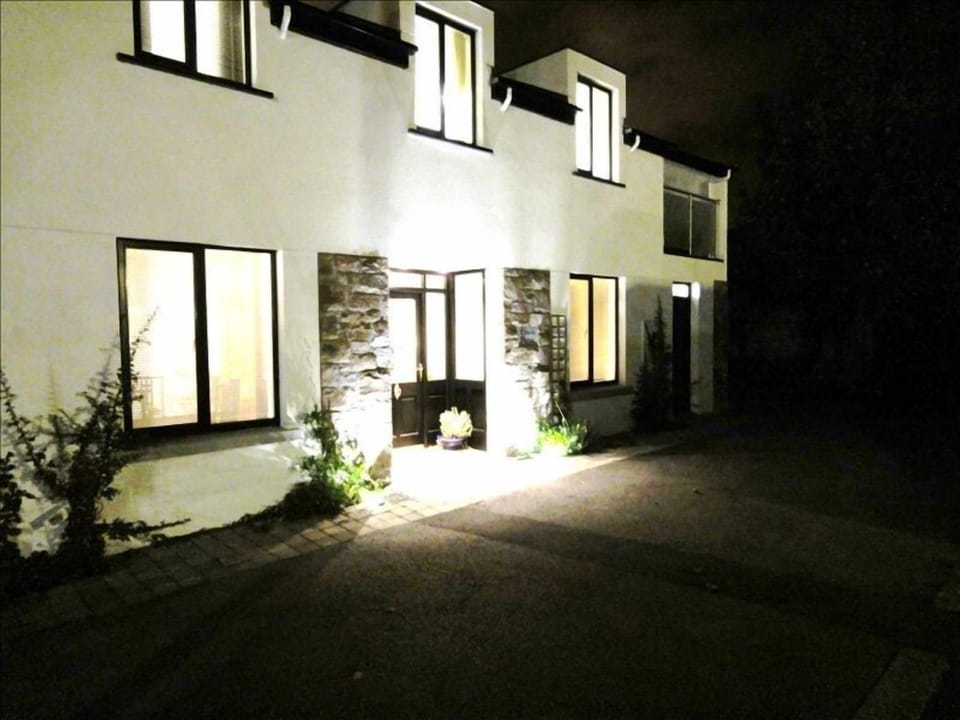 The Coach House, Galway City- wonderful & warm for groups of family & friends...