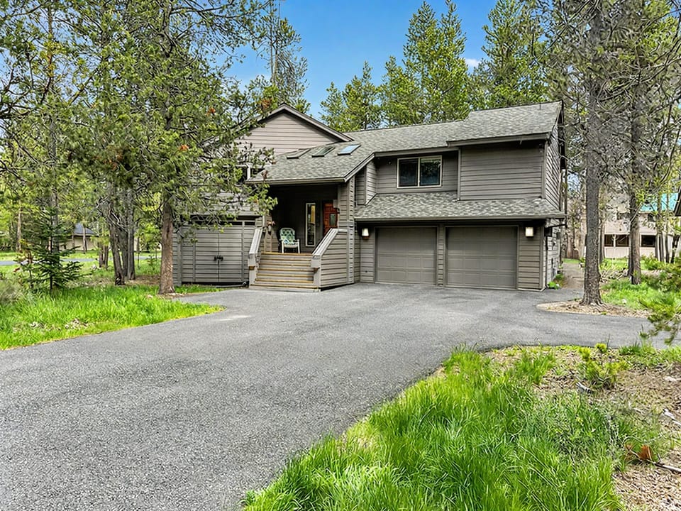 Front of home on quiet cul de sac and corner lot for privacy