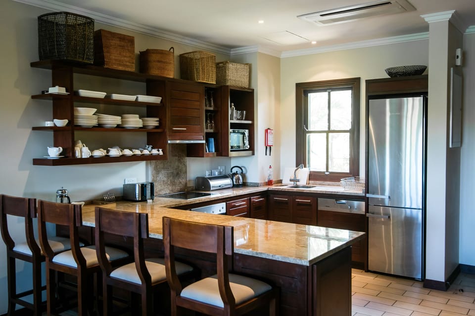 Kitchen breakfast bar.