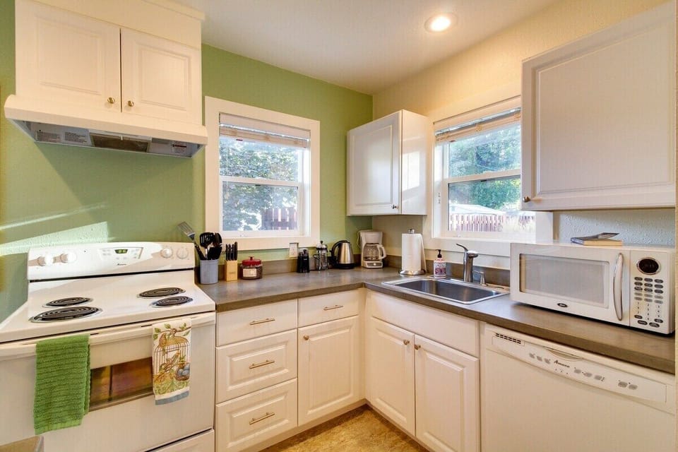 A sunny, bright kitchen!