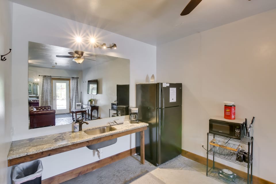 Kitchenette | Hot Plate | Coffee Maker