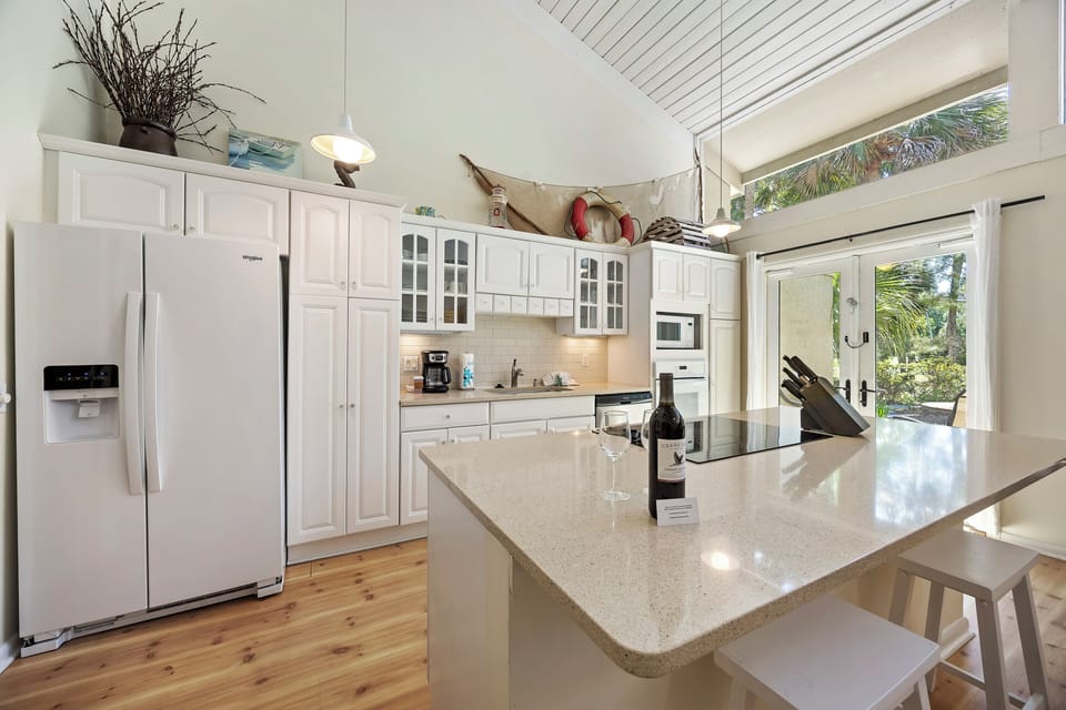 Fully equipped kitchen with breakfast bar
