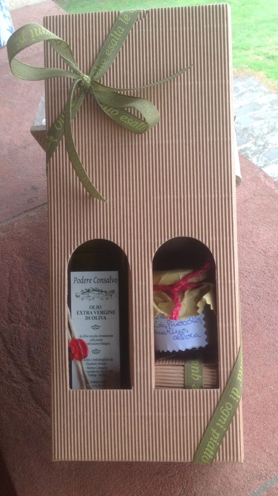 OUR GIFTBOX WITH OLIVEOIL AND HONEY