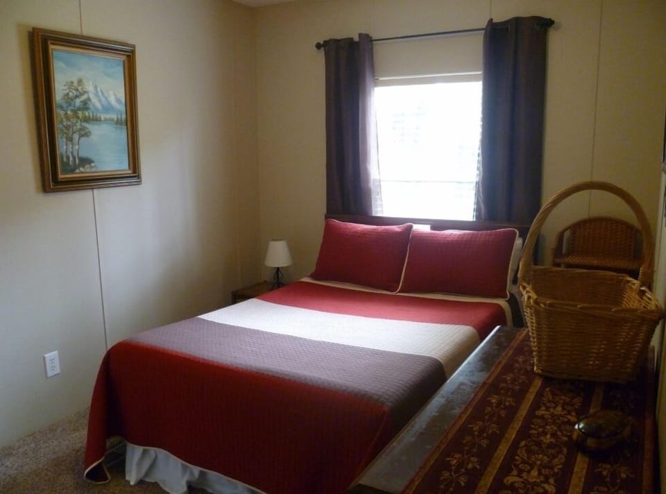 Second bedroom on lake side of house