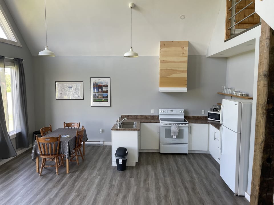 Full Kitchen, Dining area with seating for 4