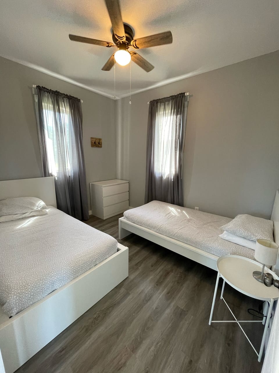 Mainfloor bedroom with 2 twin-sized beds