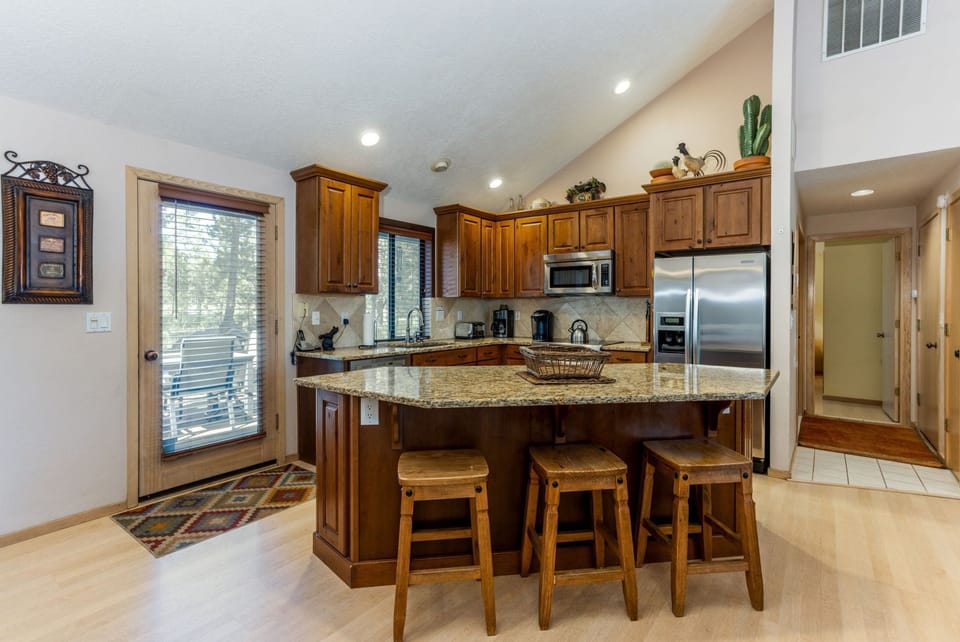 Kitchen w/ Bar