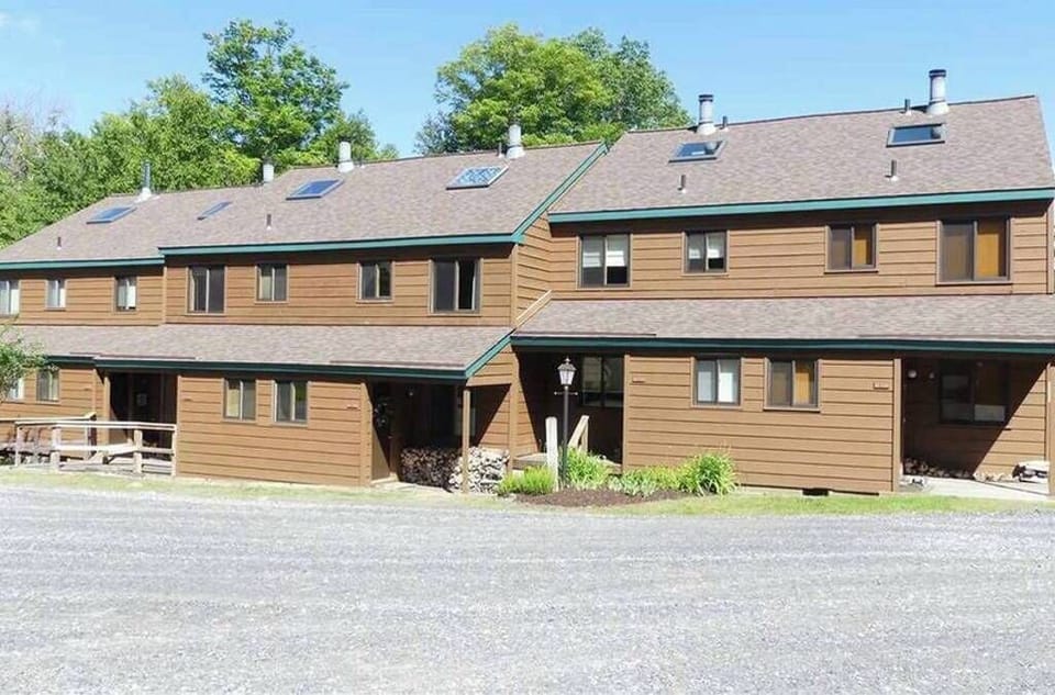 Cozy Mount Snow home directly across the ski home trail.