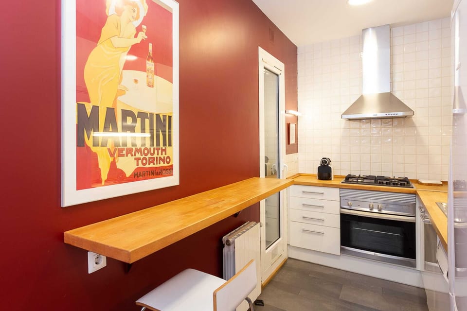 Enjoy a morning coffee or a quick meal at the stylish breakfast bar in this fully equipped kitchen.