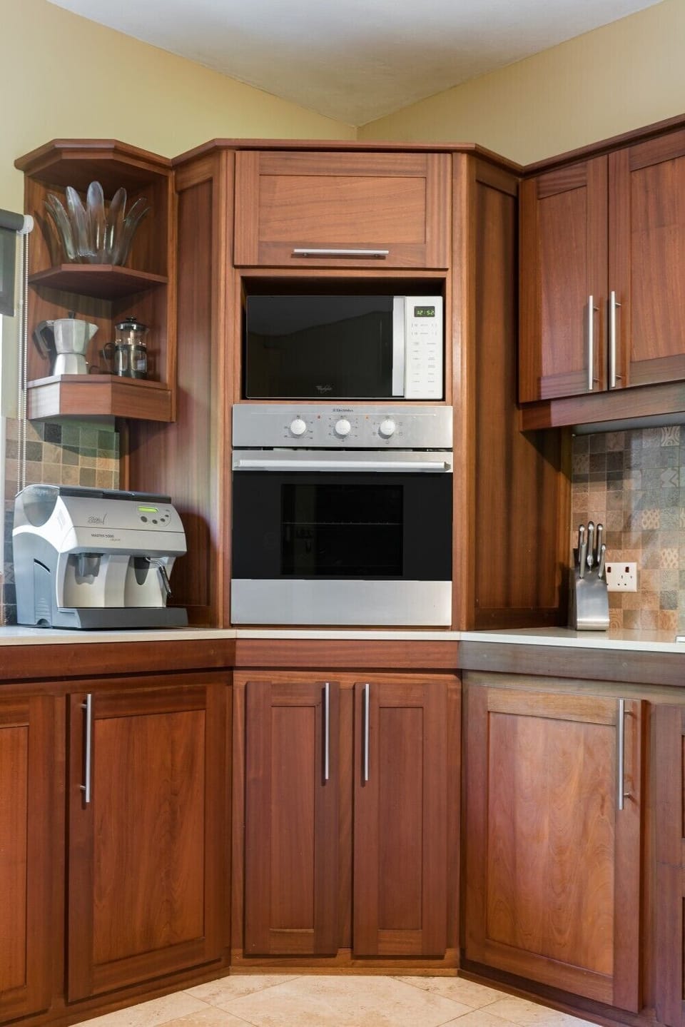 Kitchen oven and mircowa
