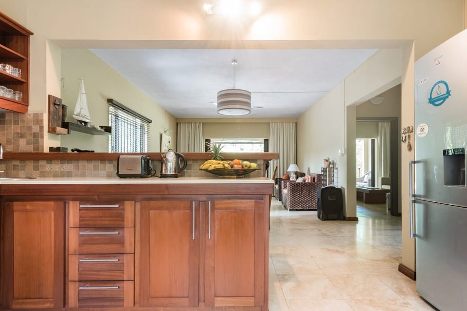 American Kitchen giving on dining and living room 